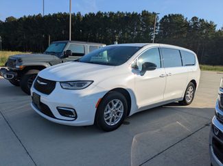 Used 2025 Chrysler Pacifica Select FWD video 1