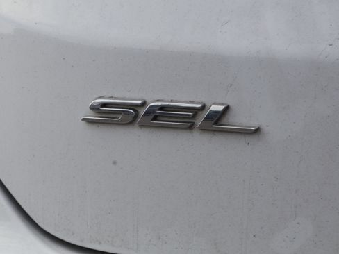 Used 2023 Ford Edge SEL image 19
