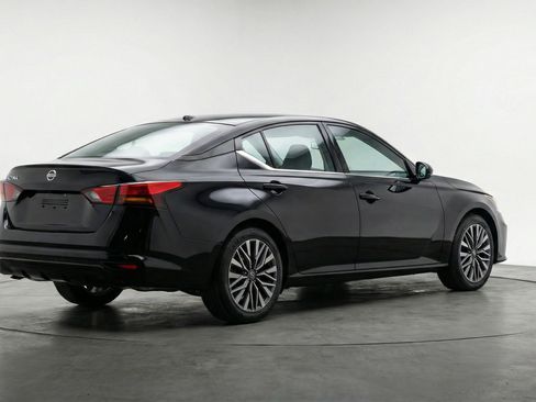 Used 2025 Nissan Altima 2.5 SV FWD image 9