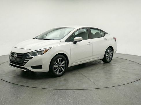 Used 2025 Nissan Versa SV image 3