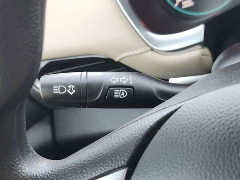 Used 2022 Chevrolet Traverse LS image 25