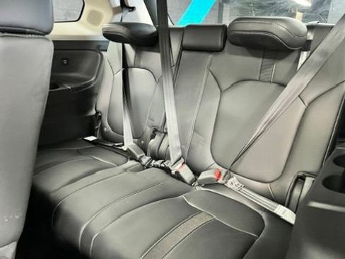 Used 2025 Honda Pilot Touring image 17