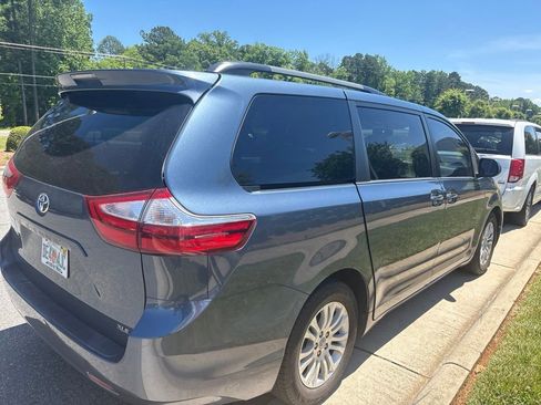 Used 2017 Toyota Sienna XLE FWD image 3