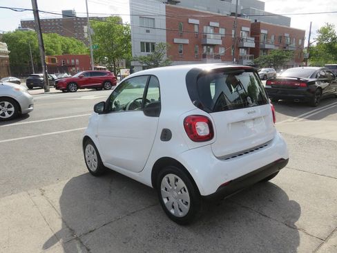 Used 2016 smart fortwo passion RWD image 5