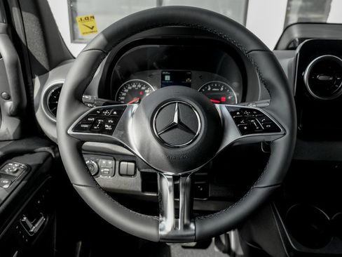 Used 2025 Mercedes-Benz Sprinter 2500 image 15
