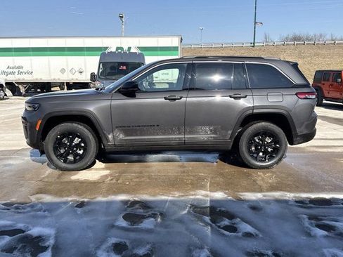New 2026 Jeep Grand Cherokee Altitude image 11