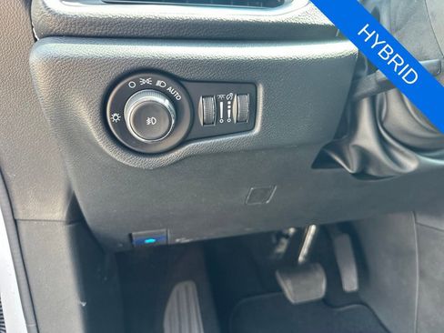 Used 2024 Chrysler Pacifica Premium FWD image 12