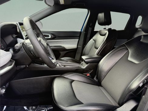 Used 2024 Jeep Compass Latitude image 11