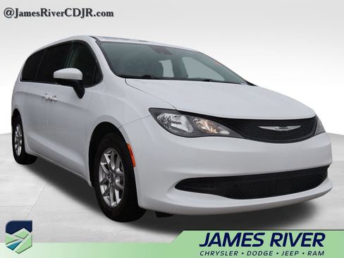 Used 2023 Chrysler Voyager LX FWD image 6