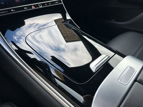 Used 2024 Mercedes-Benz GLC 300 4MATIC image 30