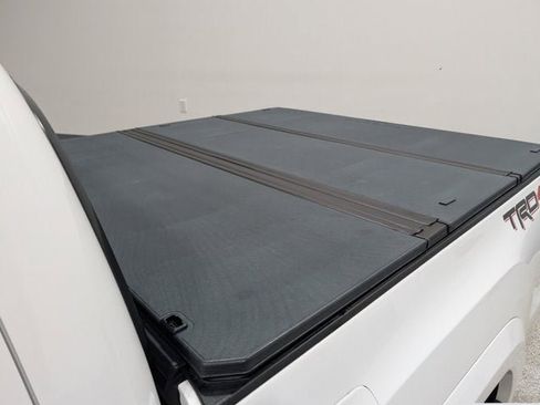 Used 2018 Toyota Tacoma TRD Sport image 10