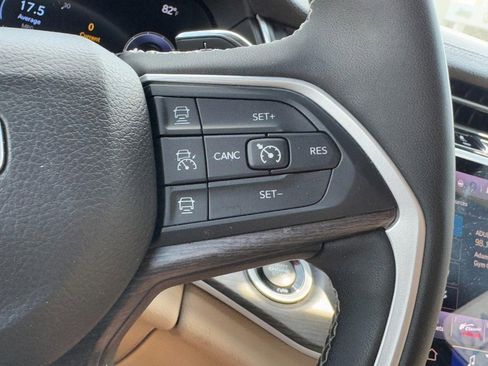 Used 2023 Jeep Grand Cherokee Limited w/ Luxury Tech Group II image 17