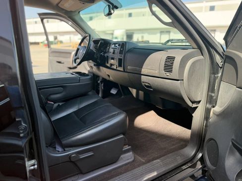 Used 2011 Chevrolet Silverado 2500 LT w/ Interior Plus Package RWD image 28