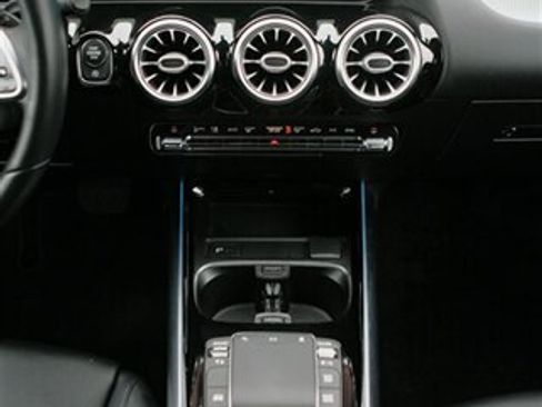 Used 2021 Mercedes-Benz GLA 250 4MATIC w/ Premium Package image 20