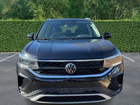 Used 2023 Volkswagen Taos SE w/ Panoramic Sunroof Package image 7