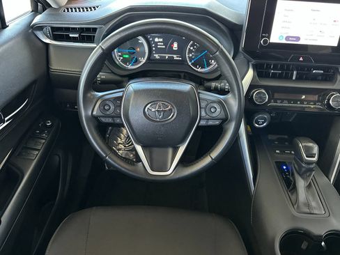 Used 2024 Toyota Venza LE AWD/4WD image 13