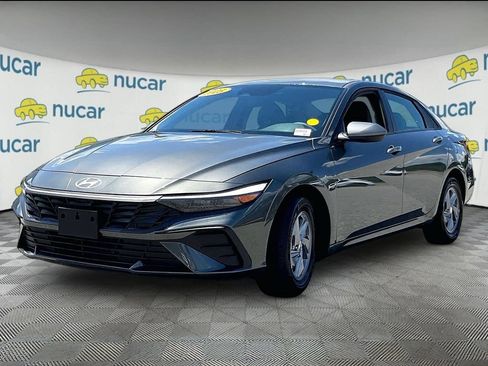 Used 2025 Hyundai Elantra SE FWD image 3