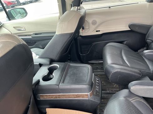 Used 2025 Toyota Sienna Platinum image 15