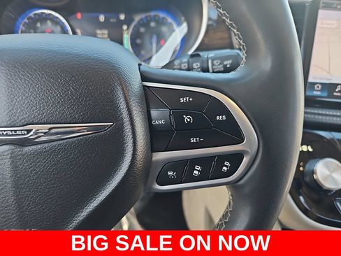 Used 2023 Chrysler Pacifica Limited FWD image 19