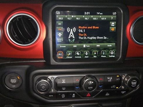 Used 2022 Jeep Wrangler Rubicon w/ LED Lighting Group AWD/4WD image 16
