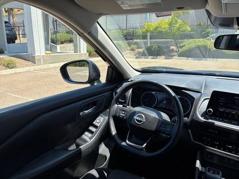 Used 2025 Nissan Rogue SV FWD image 36