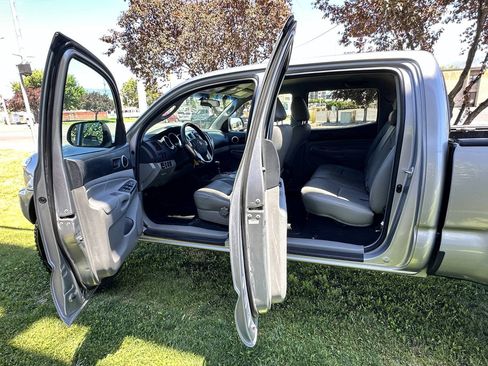 Used 2014 Toyota Tacoma 4x4 Double Cab w/ SR5 Package image 18