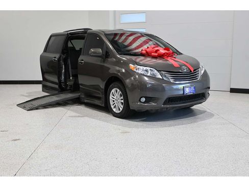Used 2016 Toyota Sienna XLE w/ XLE Navigation Package FWD image 2