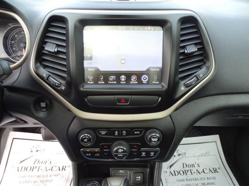 Used 2017 Jeep Cherokee High Altitude w/ Luxury Group AWD/4WD image 24