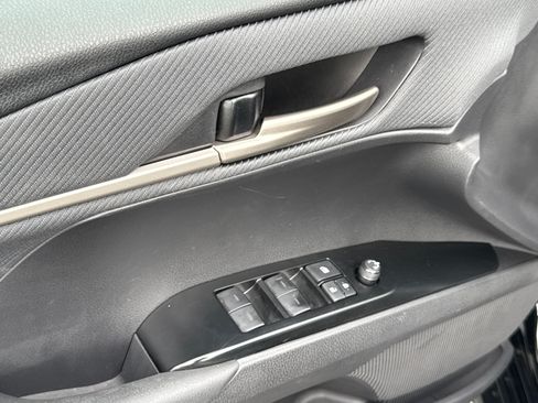 Used 2025 Toyota Camry SE FWD image 29