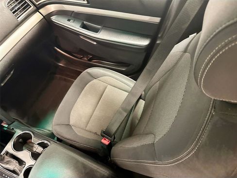 Used 2016 Ford Explorer XLT w/ Equipment Group 201A FWD image 21