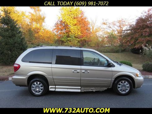 Used 2006 Chrysler Town & Country Limited w/ Trailer Tow Prep Group image 4