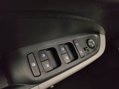 Used 2024 Hyundai Venue SEL image 27