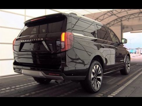 Used 2025 Ford Expedition Platinum w/ Driver's Package AWD/4WD image 4