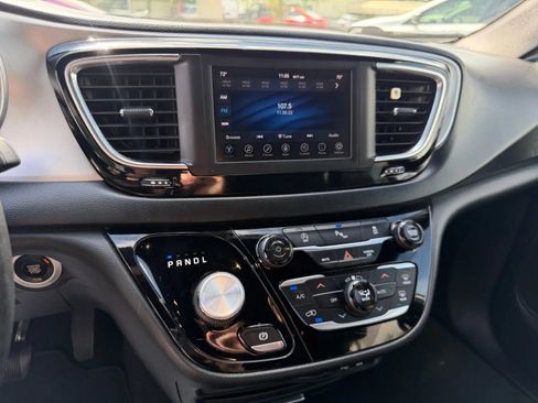 Used 2019 Chrysler Pacifica Touring-L w/ S Appearance Package FWD image 18