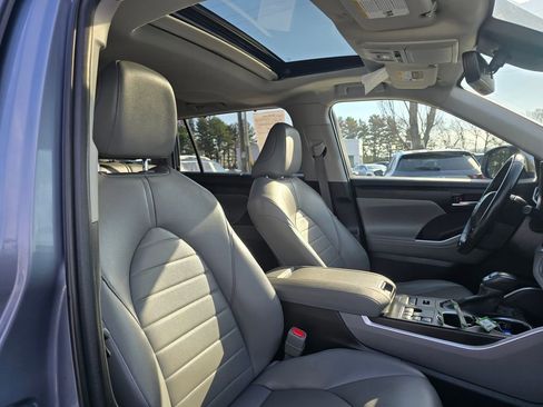 Used 2023 Toyota Highlander XLE AWD/4WD image 11