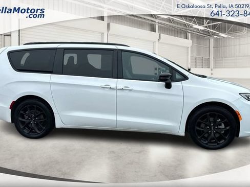 Used 2024 Chrysler Pacifica Touring-L w/ S Appearance Package AWD/4WD image 2