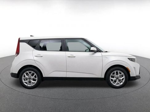 Used 2025 Kia Soul LX w/ LX Technology Package FWD image 10