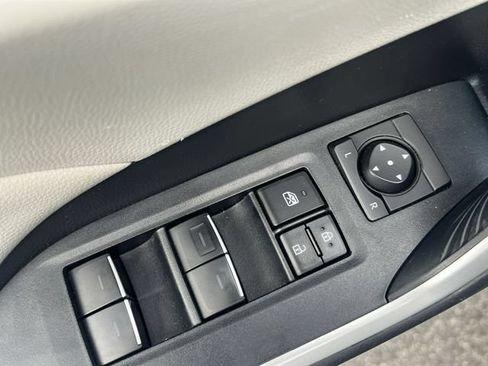 Used 2022 Toyota RAV4 XLE FWD image 31