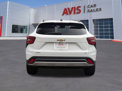 Used 2025 Chevrolet Trax LT w/ LT Convenience Package image 5