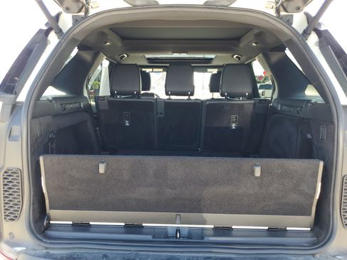 Used 2020 Land Rover Discovery SE image 12