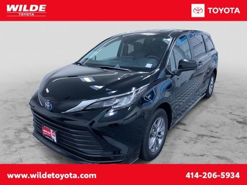 Certified 2022 Toyota Sienna LE image 1