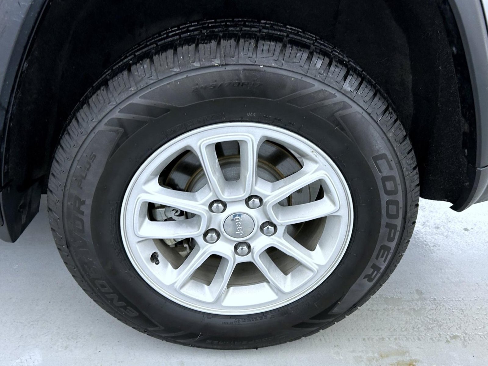 Used 2019 Jeep Grand Cherokee Laredo AWD/4WD image 23