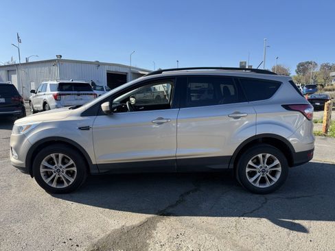 Used 2018 Ford Escape SE w/ SE Sync 3 Package image 2