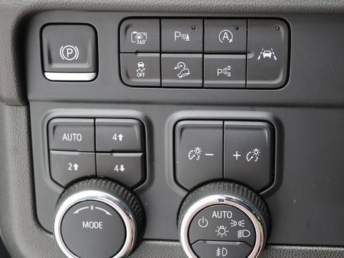 Used 2025 Chevrolet Suburban Z71 AWD/4WD image 25
