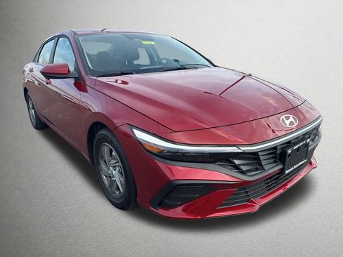 Used 2025 Hyundai Elantra SE image 1