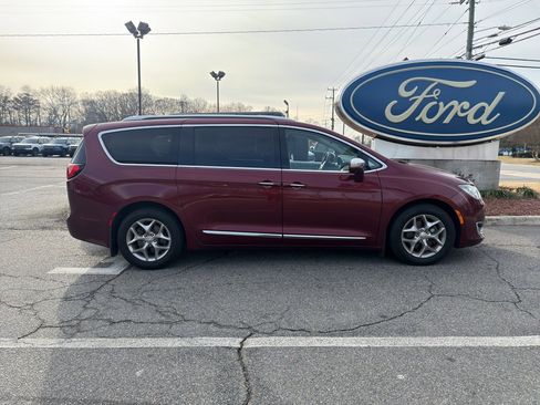 Used 2018 Chrysler Pacifica Limited w/ Advanced Safetytec Group image 1