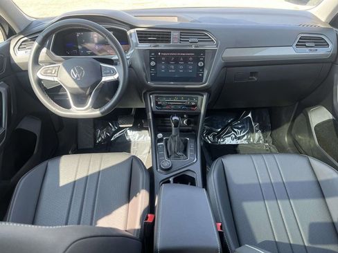 Used 2023 Volkswagen Tiguan SE w/ Panoramic Sunroof Package image 16