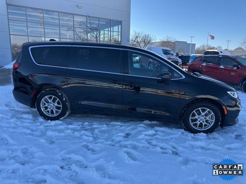 Used 2025 Chrysler Pacifica Select image 38