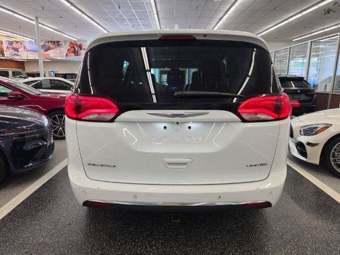 Used 2018 Chrysler Pacifica Limited w/ Tire & Wheel Group FWD image 6