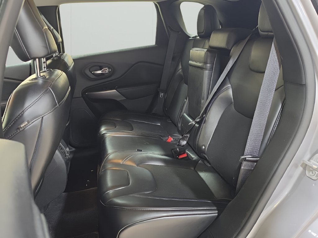 Used 2019 Jeep Cherokee Latitude Plus AWD/4WD image 12